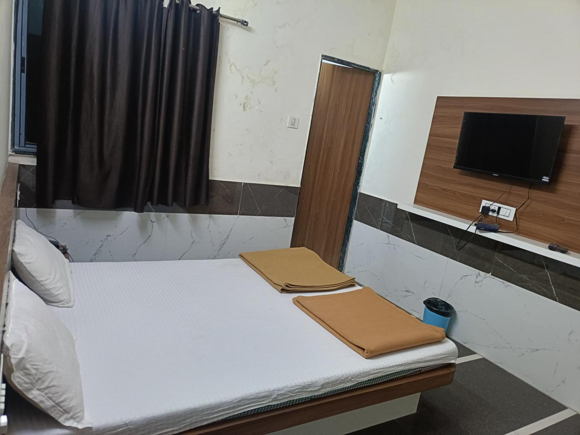 Hotel Mahalaxmi Dwārka Buitenkant foto