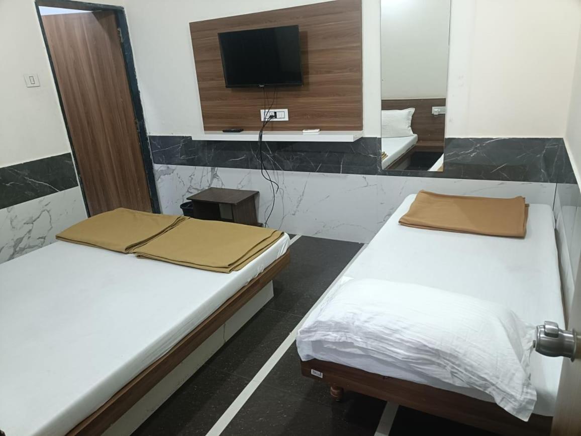 Hotel Mahalaxmi Dwārka Buitenkant foto